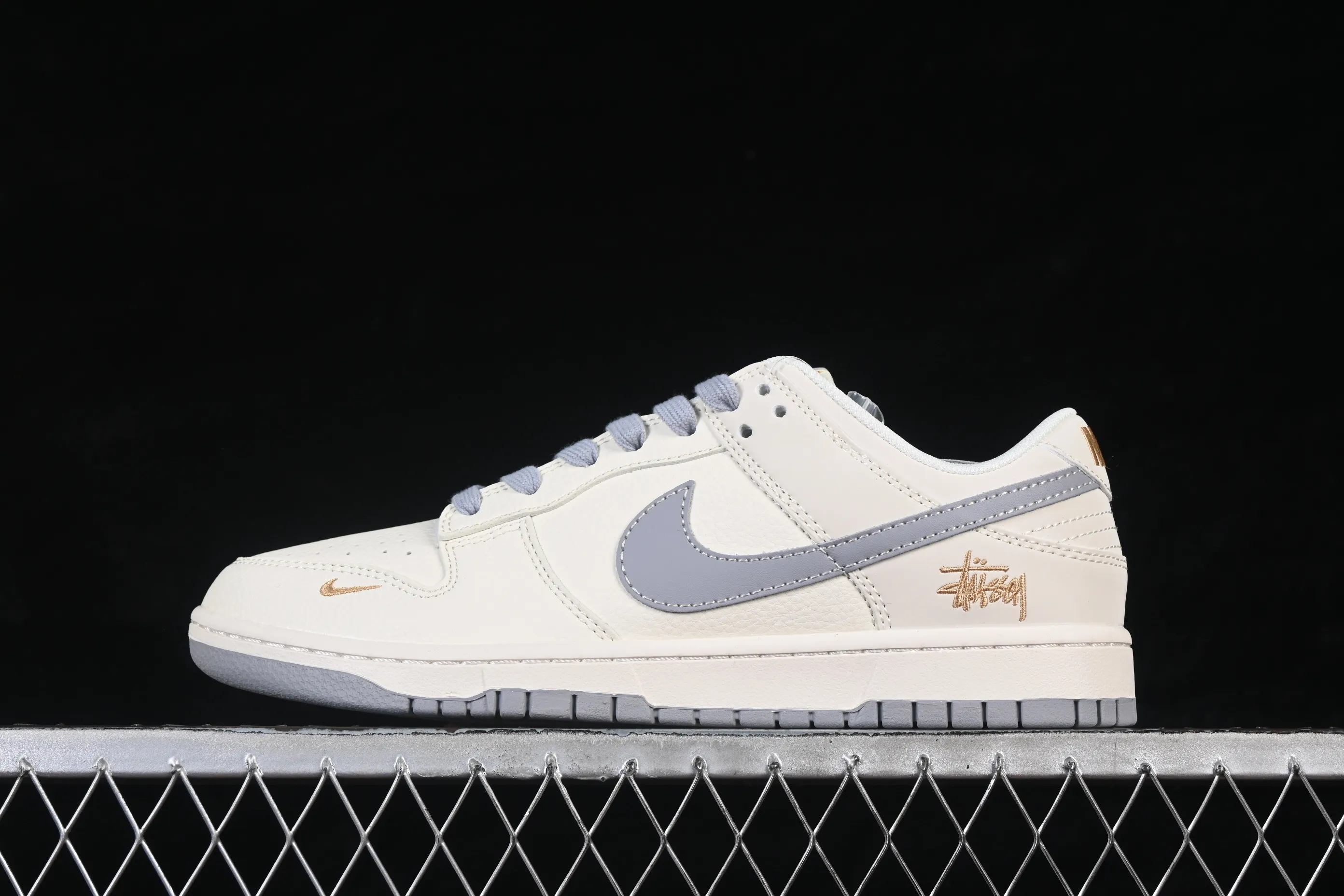 All categories Nk SB Dunk Series Nk SB Dunk Low High-end customized low-top sneakers Nike SB Dunk Low Stusi co-branded beige gray gold label Anniversary high-end customized low-top casual sneakers JP1628-040